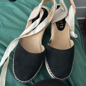 Coconuts by Matisse wedge